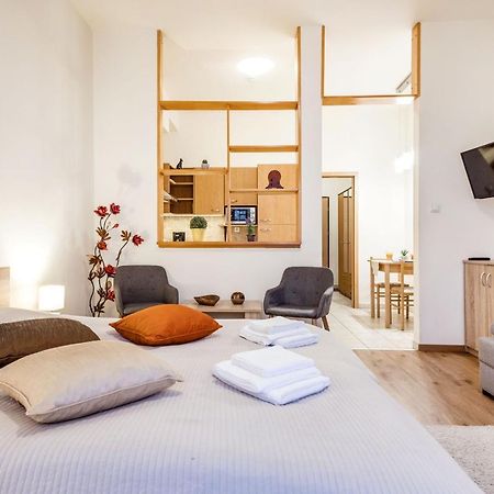 Downtown Charm With Balcony And Garden View Apartment Budapest Ngoại thất bức ảnh