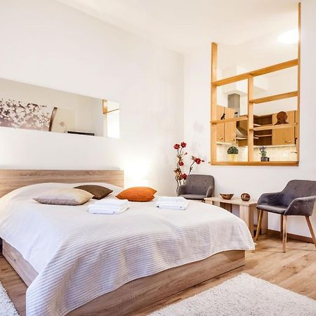 Downtown Charm With Balcony And Garden View Apartment Budapest Ngoại thất bức ảnh