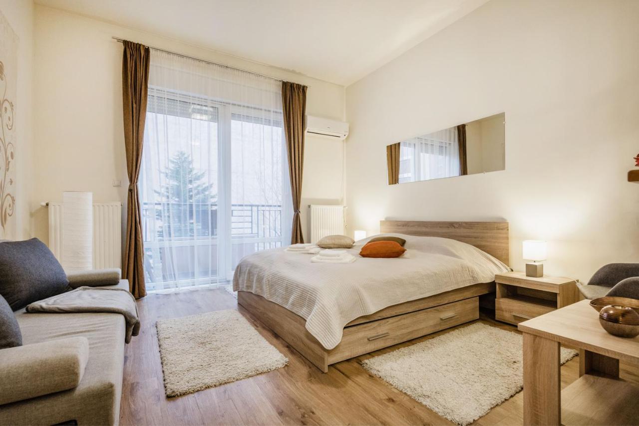 Downtown Charm With Balcony And Garden View Apartment Budapest Ngoại thất bức ảnh