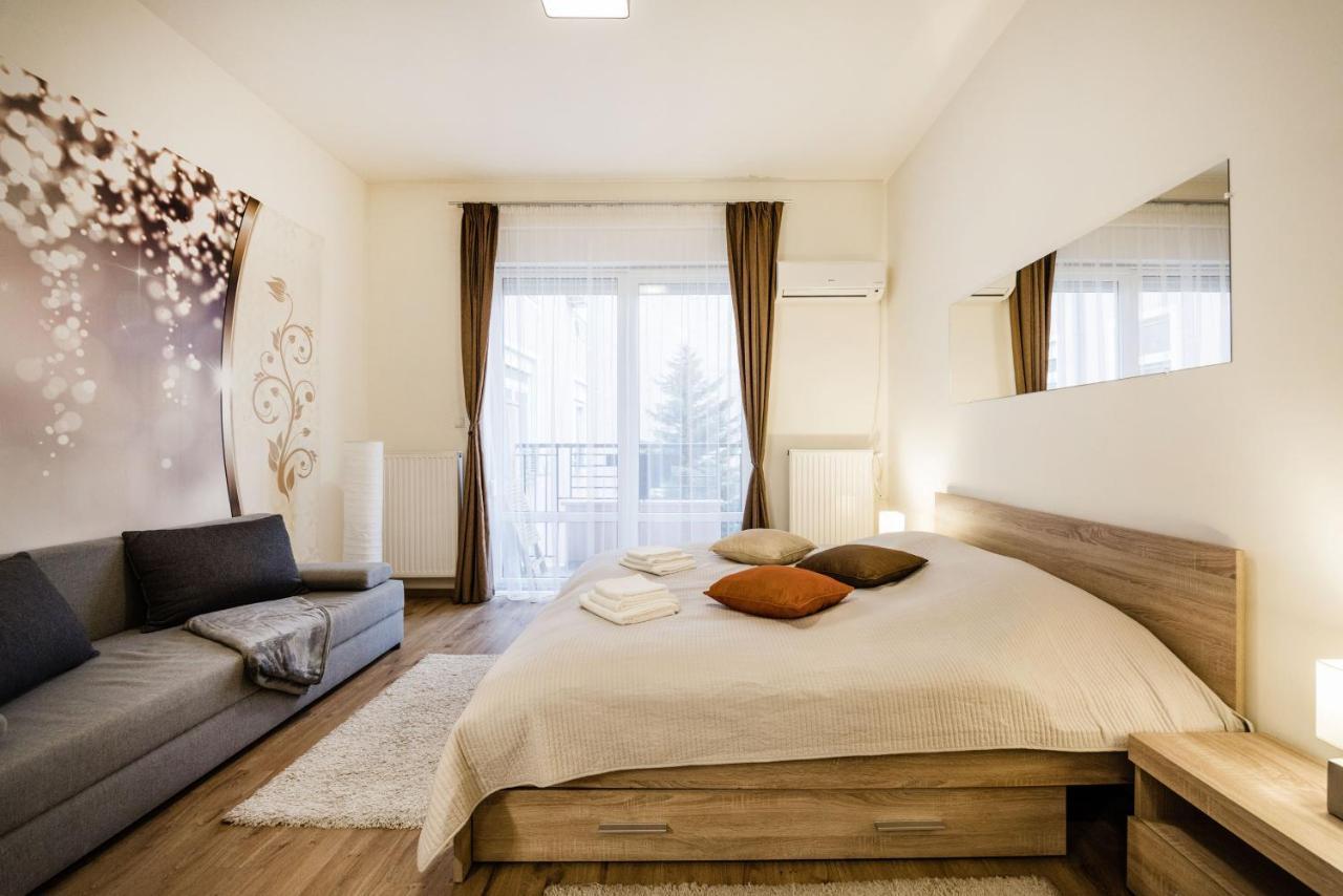Downtown Charm With Balcony And Garden View Apartment Budapest Ngoại thất bức ảnh
