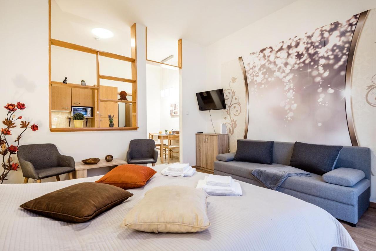 Downtown Charm With Balcony And Garden View Apartment Budapest Ngoại thất bức ảnh