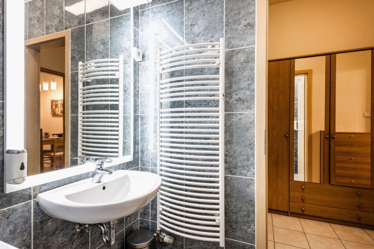 Downtown Charm With Balcony And Garden View Apartment Budapest Ngoại thất bức ảnh