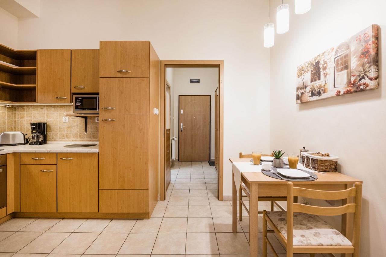 Downtown Charm With Balcony And Garden View Apartment Budapest Ngoại thất bức ảnh